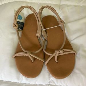 Universal Threads women’s tan sandals | size 7 1/2 | brand new, never worn!!